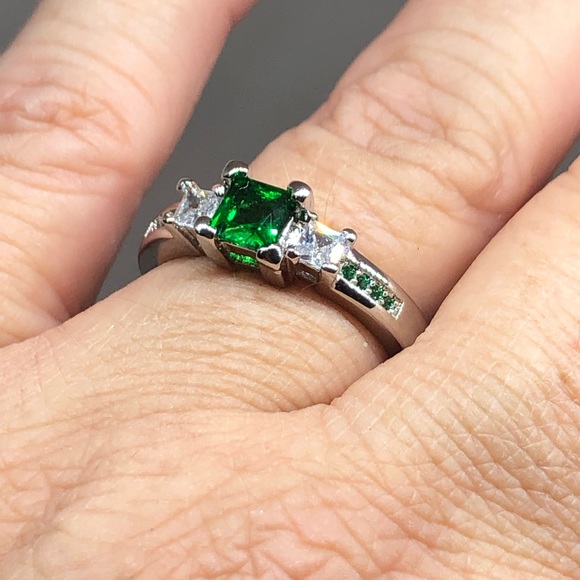 925/14kw Gold Princess Cut Emerald Green CZ Ring - Picture 9 of 10